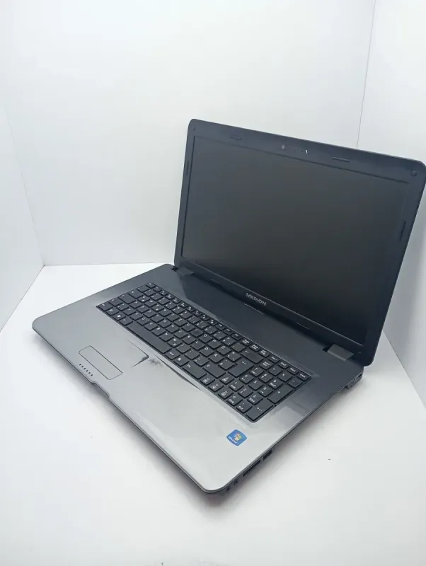 Ноутбук Б-клас Medion Akoya P7624 / 17.3" (1600х900) TN / Intel Core i3-2350M (2 (4) ядра по 2.3 GHz) / 6 GB DDR3 / 500 GB HDD / nVidia GeForce GT 630M, 1 GB DDR3, 128-bit / WebCam / АКБ не тримає б/в - зображення 4