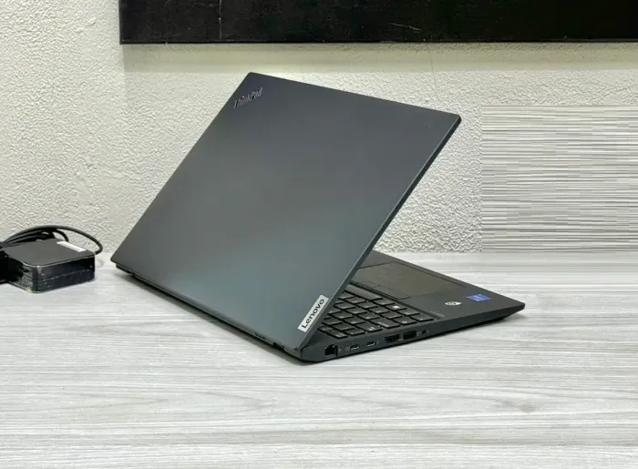 Ноутбук Lenovo ThinkPad T16 Gen 1 / 16" (1920x1200) IPS / Intel Core i5-1235U (10 (12) ядер по 3.3 - 4.4 GHz) / 32 GB DDR4 / 512 GB SSD M.2 / Intel Iris Xe Graphics / WebCam / Win 10 Pro б/в - зображення 5