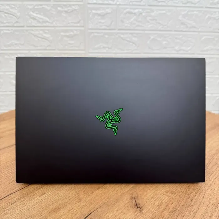 Ігровий ноутбук Б-клас Razer Blade 15 RZ09-0330 / 15.6" (1920x1080) IPS / Intel Core i7-10875H (8 (16) ядер по 2.3 - 5.1 GHz) / 16 GB DDR4 / 512 GB SSD NVMe / nVidia GeForce RTX 2070 Max-Q, 8 GB GDDR6, 256-bit / WebCam б/в - зображення 3