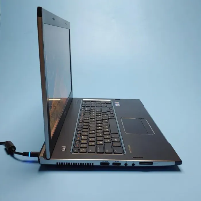 Ноутбук Б-клас Dell Vostro 3750 / 17.3" (1600x900) TN / Intel Core i3-2330M (2 (4) ядра по 2.2 GHz) / 4 GB DDR3 / 256 GB SSD / Intel HD Graphics 3000 / WebCam / DVD-ROM / Win 10 Pro б/в - зображення 4