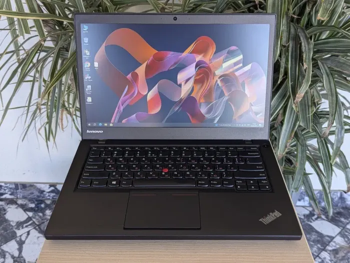 Ноутбук Б-клас Lenovo ThinkPad T440s / 14" (1600x900) TN / Intel Core i5-4300U (2 (4) ядра по 1.9 - 2.9 GHz) / 8 GB DDR3 / 128 GB SSD / Intel HD Graphics 4400 / WebCam б/в - зображення 2