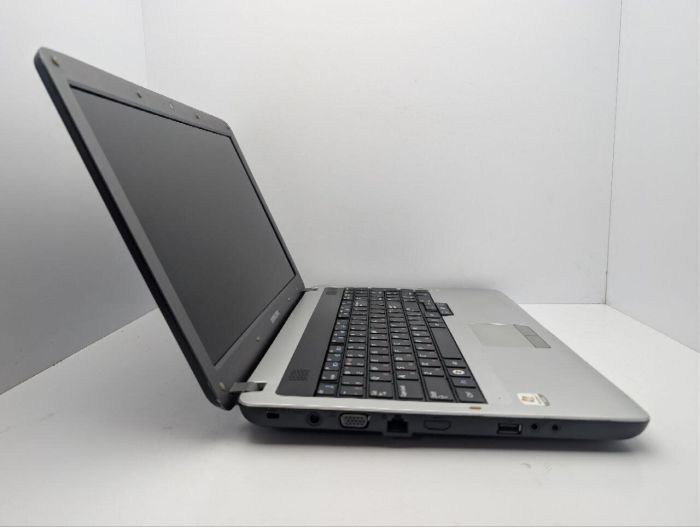 Ноутбук Samsung R528 / 15.6" (1366x768) TN / Intel Pentium T4500 (2 ядра по 2.3 GHz) / 6 GB DDR3 / 320 GB HDD / Intel Graphics / WebCam / DVD-ROM б/в - изображение 4