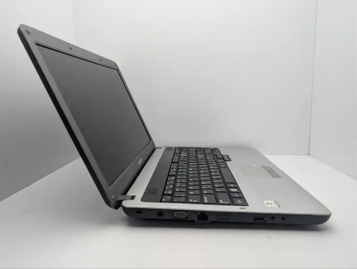 Ноутбук Samsung R528 / 15.6" (1366x768) TN / Intel Pentium T4500 (2 ядра по 2.3 GHz) / 6 GB DDR3 / 320 GB HDD / Intel Graphics / WebCam / DVD-ROM б/в - зображення 4