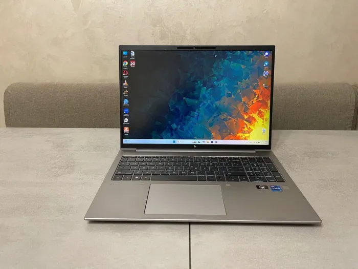 Мобільна робоча станція класу B HP ZBook Firefly 16 G9 / 16" (1920x1200) IPS / Intel Core i7-1260P (12 (16) ядер по 3,4 - 4,7 ГГц) / 32 ГБ DDR5 / 512 ГБ SSD M.2 / Intel Iris Xe Graphics / Веб-камера / Сканер відбитків пальців б/в - зображення 2