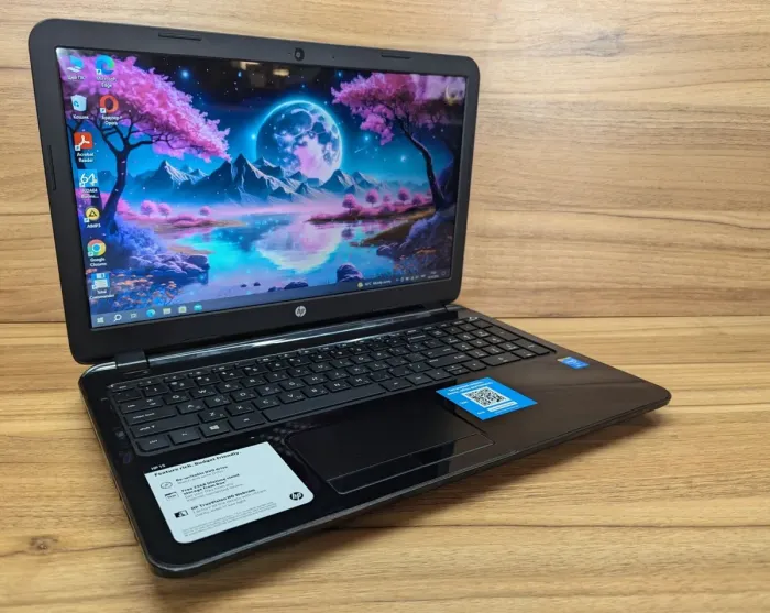 Ноутбук HP 15-r018dx / 15.6" (1366x768) TN / Intel Core i3-4010U (2 (4) ядра по 1.7 GHz) / 8 GB DDR3 / 240 GB SSD / Intel HD Graphics 4400 / WebCam / Windows 10 б/в - зображення 4