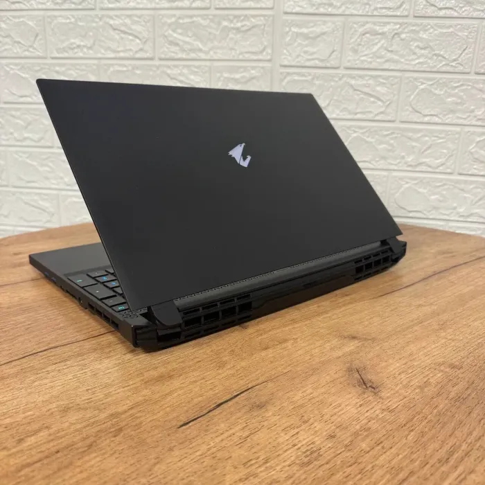 Ігровий ноутбук Б-клас Gigabyte Aorus 15P YD / 15.6" (1920x1080) IPS / Intel Core i7-11800H (8 (16) ядер по 2.3 - 4.6 GHz) / 32 GB DDR4 / 1000 GB SSD / nVidia GeForce RTX 3080, 16 GB GDDR6, 256-bit / WebCam б/в - зображення 6