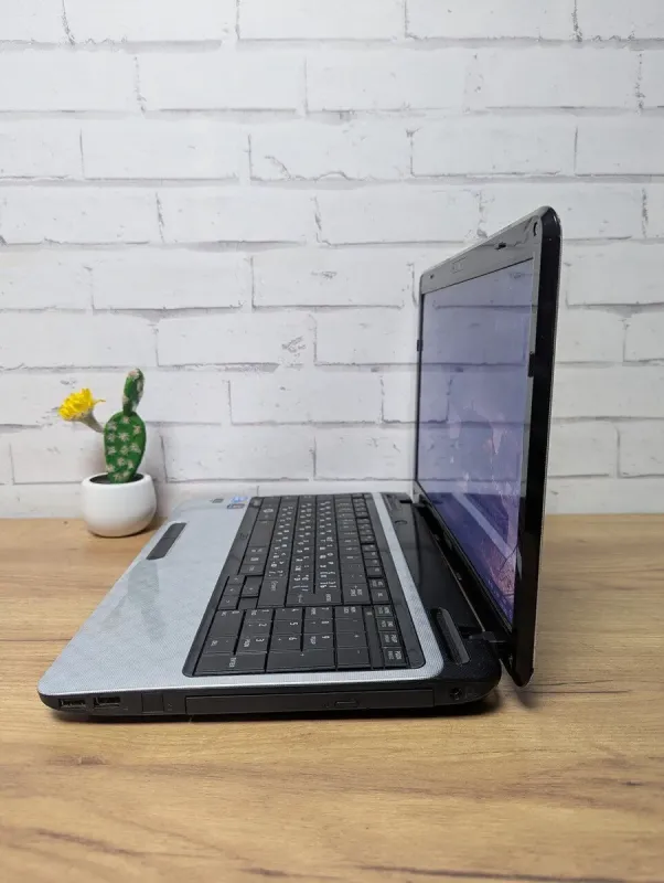 Ноутбук Б-клас Toshiba Satelite L750-13b / 15.6" (1366x768) TN / Intel Core i3-380M (2 (4) ядра по 2.53 GHz) / 8 GB DDR3 / 256 GB SSD / nVidia GeForce GT 525M, 1 GB GDDR3, 128-bit / WebCam / DVD-ROM б/в - зображення 7