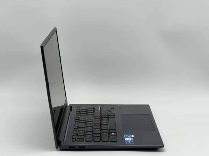 Ультрабук Б-клас Asus Vivobook Pro 14 K3400P / 14" (1920x1080) OLED / Intel Core i5-11300H (4 (8) ядра по 3.1 - 4.4 GHz) / 8 GB DDR4 / 480 GB SSD / Intel Iris Xe Graphics / WebCam б/в - изображение 3