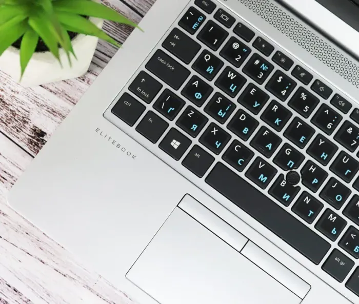 Ультрабук HP EliteBook 830 G5 / 13.3" (1920x1080) IPS / Intel Core i5-8350U (4 (8) ядра по 1.7 - 3.6 GHz) / 8 GB DDR4 / 256 GB SSD M.2 / Intel UHD Graphics 620 / WebCam б/в - зображення 3