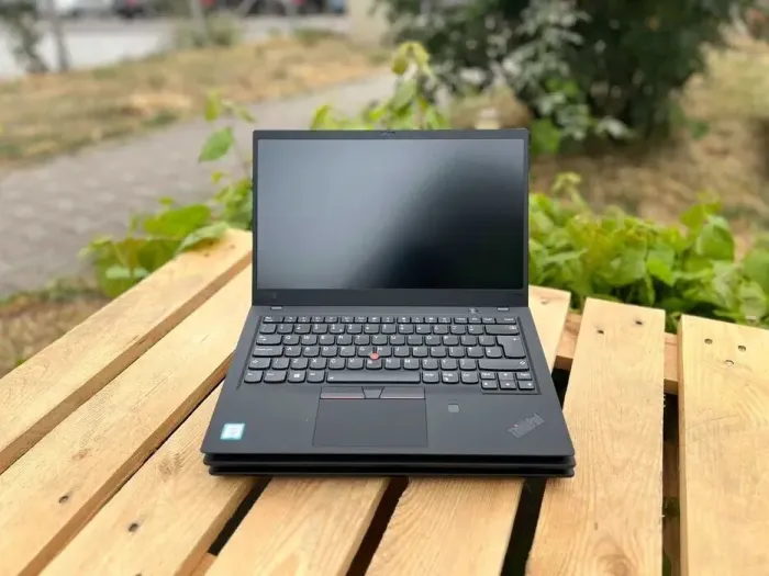 Ультрабук Lenovo ThinkPad X1 Carbon G6 / 14" (1920x1080) IPS / Intel Core i5-8350U (4 (8) ядра по 1.7 - 3.6 GHz) / 8 GB DDR3 / 256 GB SSD M.2 / Intel UHD Graphics 620 / WebCam б/в - зображення 2