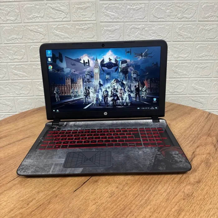 Ноутбук HP 15-an031ng Star Wars Special Edition / 15.6" (1920x1080) IPS / Intel Core i7-6500U (2 (4) ядра по 2.5 - 3.1) / 8 GB DDR4 / 256 GB SSD / Intel HD Graphics 520 / WebCam / DVD-ROM б/в - зображення 2