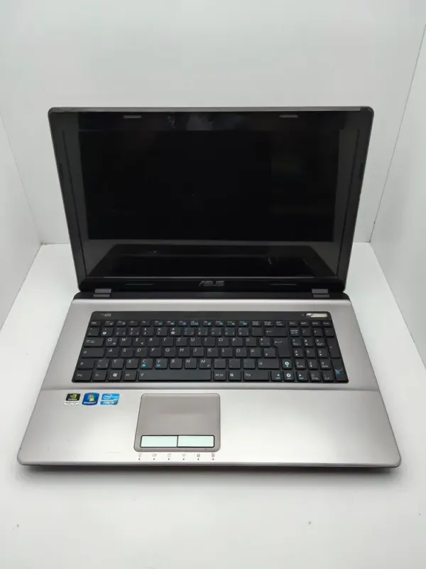 Ноутбук Asus K73SV / 17.3" (1600x900) TN / Intel Core i5-2410M (2 (4) ядра по 2.3 - 2.9 GHz) / 6 GB DDR3 / 750 GB HDD / nVidia GeForce GT 540M, 1 GB GDDR3, 128-bit / WebCam б/в - зображення 2