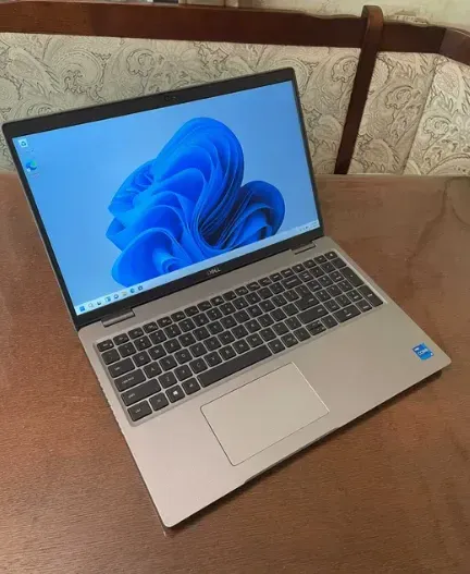 Ультрабук Dell Latitude 5520 / 15.6" (1920x1080) IPS / Intel Core i5-1145G7 (4 (8) ядра по 2.6 - 4.4 GHz) / 16 GB DDR4 / 256 GB SSD / Intel Iris Xe Graphics / WebCam б/в - зображення 2