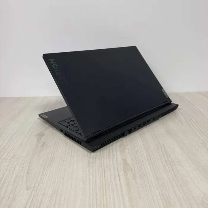 Ігровий ноутбук Б-класу Lenovo Legion 5 15IMH05H / 15.6" (1920x1080) IPS / Intel Core i7-10750H (6 (12) ядер по 2.6 - 5.0 GHz) / 16 GB DDR4 / 1000 GB SSD NVMe / nVidia GeForce RTX 2060, 6 GB GDDR6, 192-bit / WebCam б/в - зображення 6