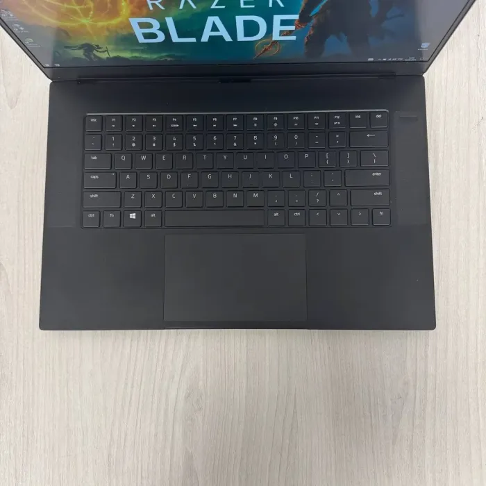 Ігровий ноутбук Б-класу Razer Blade 15 RZ09-02386 / 15,6" (1920x1080) IPS / Intel Core i7-9850H (6 (12) ядер по 2,6 - 4,6 ГГц) / 16 ГБ DDR4 / 512 ГБ SSD NVMe / nVidia GeForce GTX 1070 Max-Q, 8 ГБ GDDR5, 256-біт б/в - зображення 7