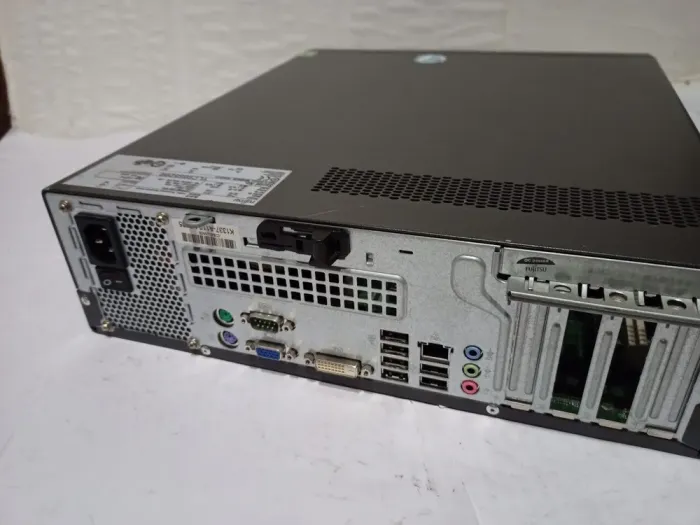 Комплект ПК: Fujitsu Esprimo E500 E85+ SFF/Intel Core i3-2100 (2(4) ядра по 3.1 GHz)/8 GB DDR3/250 GB HDD/Intel HD Graphics 2000/DVD-ROM+ Монітор 19" (1366x768) TN /1x VGA/VESA 75x75 б/в - зображення 3