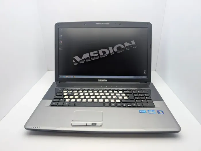 Ноутбук Medion Akoya E7220 / 17.3" (1600x900) TN / Intel Core i3-2310M (2 (4) ядра по 2.1 GHz) / 6 GB DDR3 / 750 GB HDD / Intel HD Graphics / WebCam б/в - зображення 2