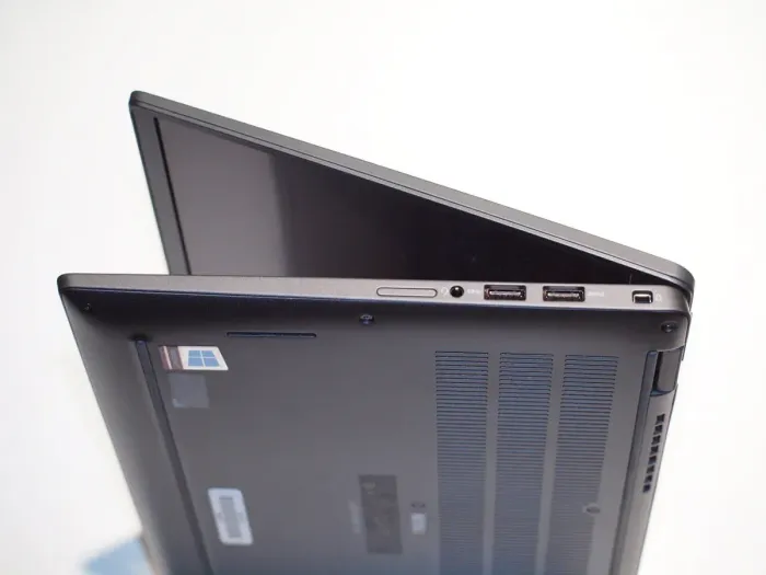 Ультрабук Dell Latitude 7410 / 14" (1920x1080) IPS / Intel Core i5-10310U (4 (8) ядра по 1.7 - 4.4 GHz) / 16 GB DDR4 / 256 GB SSD M.2 / Intel UHD Graphics / WebCam / Fingerprint / USB 3.2 / HDMI / Windows 10 б/в - зображення 7