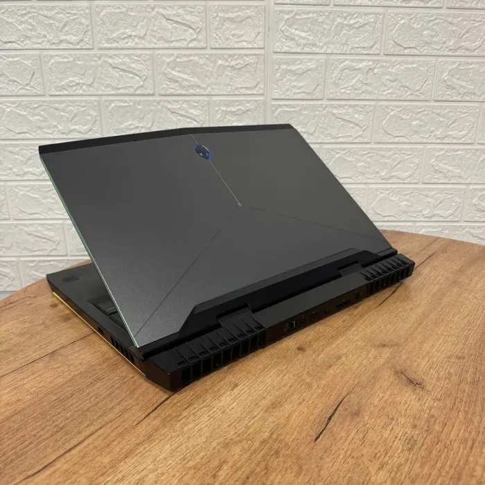 Ігровий ноутбук Dell Alienware 17 R3 / 17.3" (3840x2160) IPS / Intel Core i7-6820HQ (4 (8) ядра по 2.7 - 3.6 GHz) / 16 GB DDR4 / 500 GB SSD / nVidia GeForce GTX 1070, 8 GB GDDR5, 256-bit / WebCam б/в - зображення 6