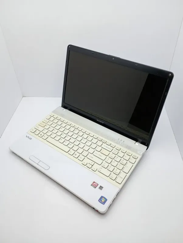 Ноутбук Sony VPC156 / 15.6" (1366x768) TN / Intel Core i3-380M (2 (4) ядра по 2.53 GHz) / 6 GB DDR3 / 320 GB HDD / AMD Mobility Radeon HD 5000 / WebCam б/в - зображення 4