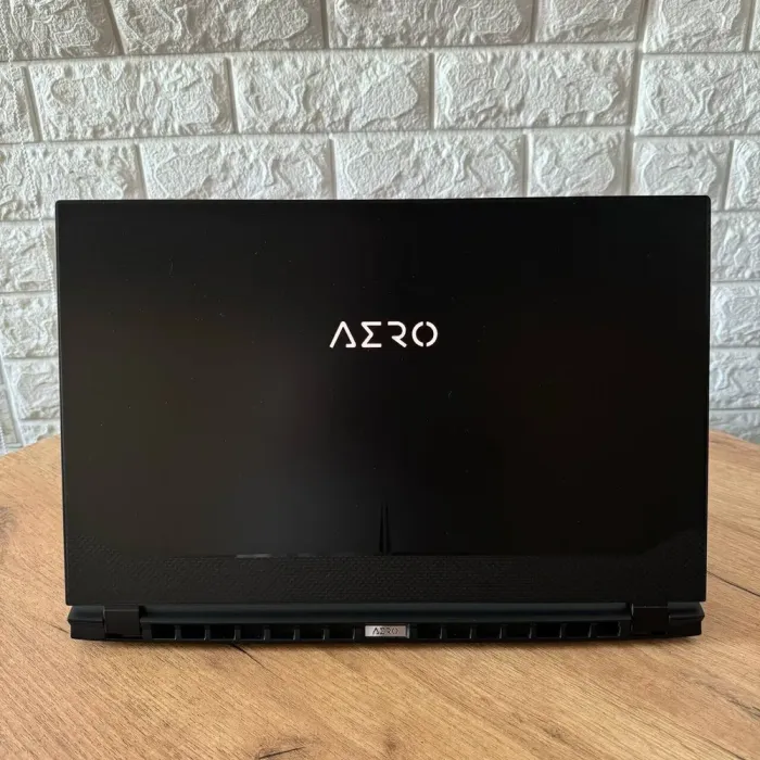 Ігровий ноутбук Б-клас Gigabyte Aero 17 HDR XD / 17.3" (3840x2160) IPS / Intel Core i7-11800H (8 (16) ядер по 2.3 - 4.6 GHz) / 16 GB DDR4 / 1000 GB SSD / nVidia GeForce RTX 3070, 8 GB GDDR6, 256-bit / WebCam б/в - зображення 3