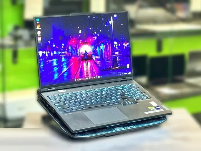 Ігровий ноутбук Б-класу Lenovo Legion Pro 7 16IRX8H / 16" (2560x1600) IPS / Intel Core i9-13900HX (24 (32) ядра по 3,9 - 5,4 ГГц) / 16 ГБ DDR5 / 1000 ГБ SSD M.2 / nVidia GeForce RTX 4080, 12 ГБ GDDR6, 192-біт / WebCam / Win 11 Pro б/в - зображення 3