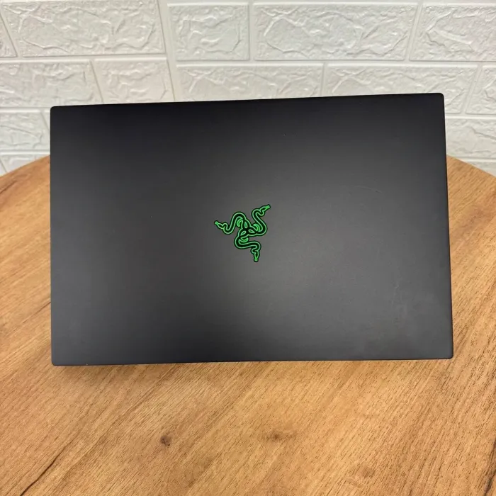 Ігровий ноутбук Razer Blade 15 RZ09-0301 / 15.6" (1920x1080) IPS / Intel Core i7-9750H (6 (12) ядер по 2.6 - 4.5 GHz) / 16 GB DDR4 / 256 GB SSD NVMe / nVidia GeForce RTX 2070 Max-Q, 8 GB GDDR6, 256-bit / WebCam б/в - зображення 3