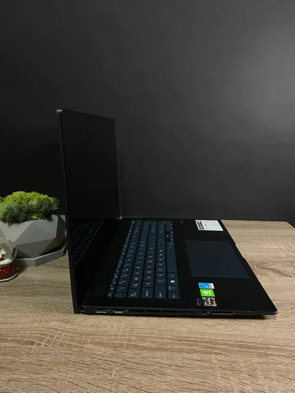 Ігровий ноутбук Б-клас Asus Zenbook Pro 17 / 17.3" (2560x1440) IPS / AMD Ryzen 7 6800H (8 (16) ядер по 3.2 - 4.7 GHz) / 16 GB DDR4 / 1000 GB SSD M.2 / nVidia GeForce RTX 3050, 4 GB GDDR6, 128-bit / WebCam б/в - зображення 4