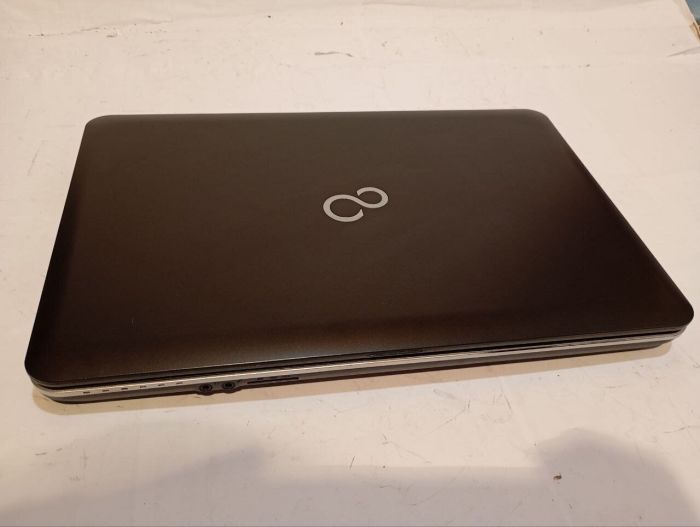 Ноутбук Fujitsu LifeBook AH512 / 15.6" (1366x768) TN / Intel Pentium B960 (2 ядра по 2.2 GHz) / 8 GB DDR3 / 120 GB SSD / Intel HD Graphics / WebCam / DVD-RW б/в - зображення 4