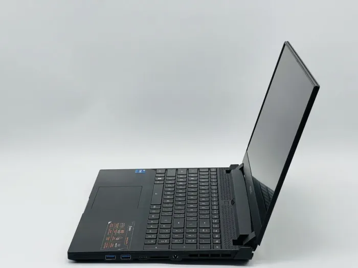 Ігровий ноутбук Gigabyte Aorus 15P / 15.6" (1920x1080) IPS / Intel Core i7-11800H (8 (16) ядер по 2.3 - 4.6 GHz) / 32 GB DDR4 / 480 GB SSD / nVidia GeForce RTX 3070, 8 GB GDDR6, 256-bit / WebCam б/в - зображення 4