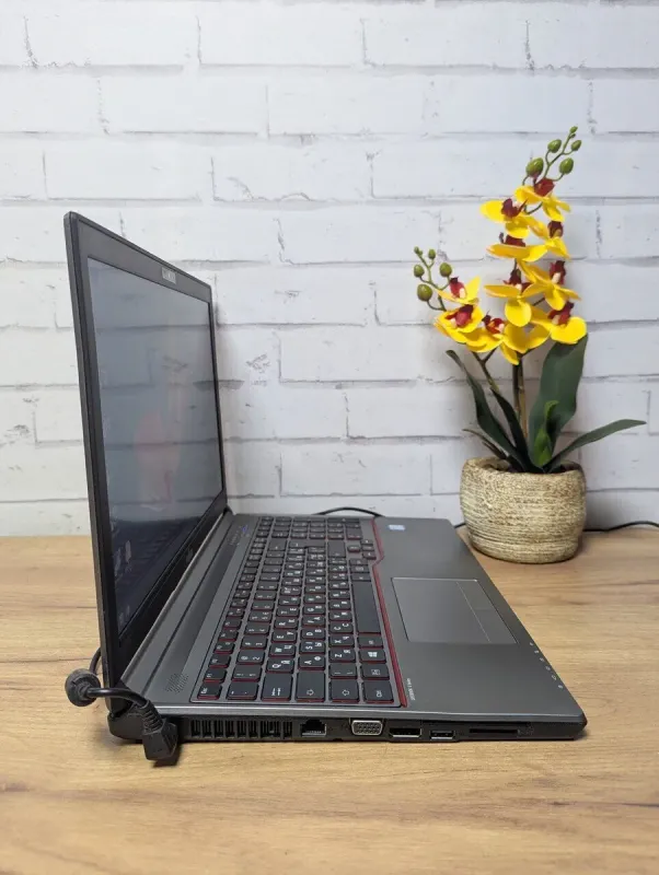Ноутбук Б-клас Fujitsu LifeBook E756 / 15.6'' (1366x768) TN / Intel Core i5-6300U (2 (4) ядра по 2.4 - 3.0 GHz) / 8 GB DDR4 / 128 GB SSD / Intel HD Graphics 520 / WebCam / Без АКБ б/в - зображення 7