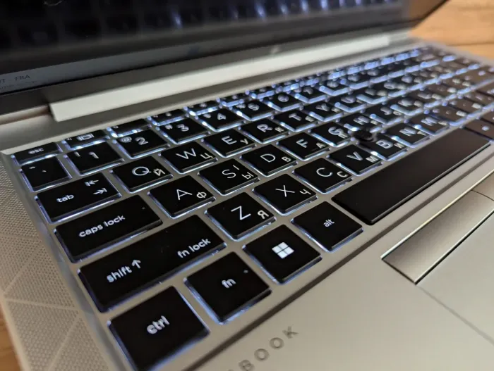 Ультрабук HP EliteBook 840 G8 / 14" (1920x1080) IPS / Intel Core i5-1145G7 (4 (8) ядра по 2.6 - 4.4 GHz) / 16 GB DDR4 / 512 GB SSD / Intel Iris Xe Graphics / WebCam / TouchID / Windows 10 б/в - зображення 6