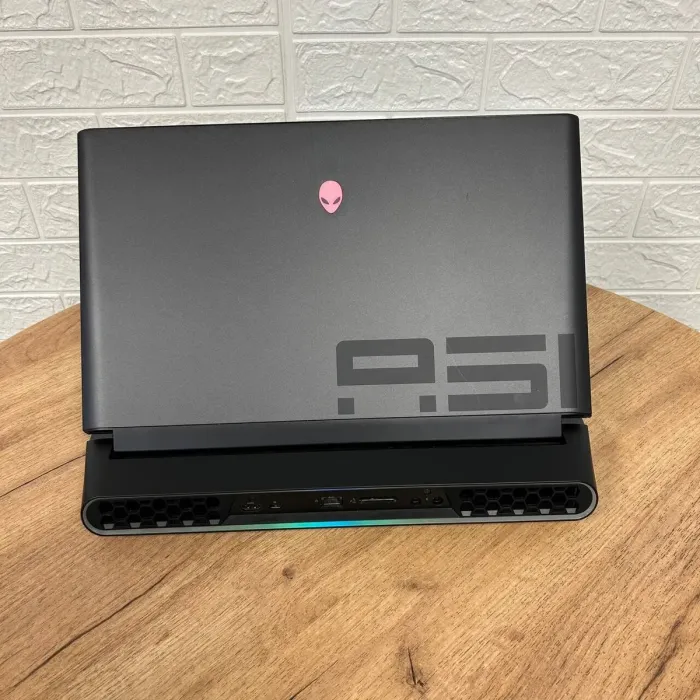 Ігровий ноутбук Dell Alienware Area 51M R2 / 17.3" (1920x1080) IPS / Intel Core i7-10700 (8 (16) ядер по 2.9 - 4.8 GHz) / 16 GB DDR4 / 512 GB SSD / AMD Radeon RX 5700M, 8 GB GDDR6, 256-bit / WebCam б/в - зображення 3