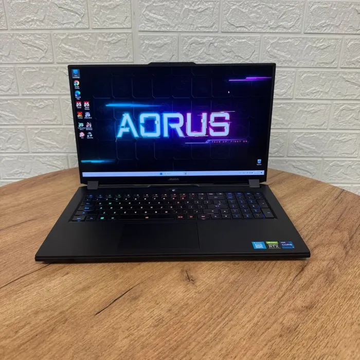 Ігровий ноутбук Б-клас Gigabyte Aorus 17 XE5 / 17.3" (1920x1080) IPS / Intel Core i7-12700H (14 (20) ядер по 3.5 - 4.7 GHz) / 16 GB DDR5 / 1000 GB SSD / nVidia GeForce RTX 3070 Ti, 8 GB GDDR6, 256-bit / WebCam б/в - зображення 2