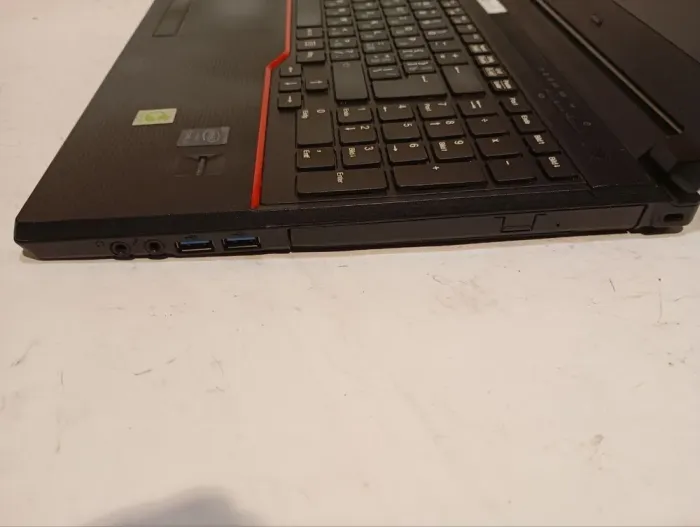 Ноутбук Б-клас Fujitsu LifeBook E554 / 15.6" (1920x1080) IPS / Intel Core i5-4210M (2 (4) ядра по 2.6 - 3.2 GHz) / 8 GB DDR3 / 160 GB SSD / Intel HD Graphics 4600 / WebCam / DVD-RW б/в - зображення 5