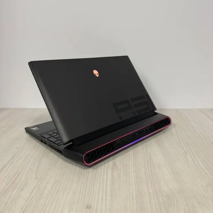 Ігровий ноутбук Б-класу Dell Alienware Area 51m / 17,3" (1920x1080) IPS / Intel Core i7-9700K (8 ядер по 3,6 - 4,9 ГГц) / 16 ГБ DDR4 / 512 ГБ SSD M.2 + 1000 ГБ HDD / nVidia GeForce RTX 2060, 6 ГБ GDDR6, 192-bit / WebCam б/в - зображення 6