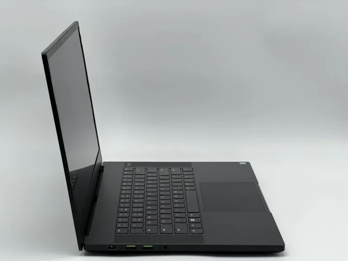 Ігровий ноутбук Б-клас Razer Blade 15 RZ09-03017E01 / 15.6" (1920x1080) IPS / Intel Core i7-9750H (6 (12) ядер по 2.6 - 4.5 GHz) / 32 GB DDR4 / 960 GB SSD / nVidia GeForce RTX 2070 Max-Q, 8 GB GDDR6, 256-bit / WebCam б/в - зображення 4