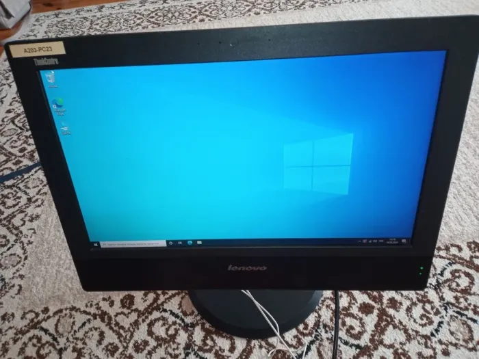 Моноблок Lenovo ThinkCentre M73z All-in-One / 20" (1600x900) TN / Intel Pentium G3220 (2 ядра по 3.0 GHz) / 4 GB DDR3 / 500 GB HDD / Intel HD Graphics / 2x 2W / DVD-ROM б/в - зображення 2