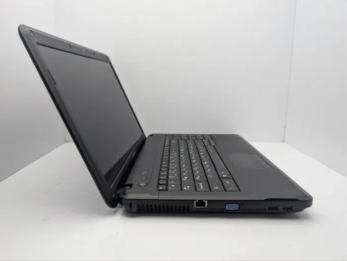 Ноутбук Lenovo G550 / 15,6" (1366x768) TN / Intel Pentium T4500 (2 ядра по 2,3 ГГц) / 4 ГБ DDR3 / 320 ГБ HDD / Intel Graphics / WebCam / DVD-ROM / АКБ не тримає заряд б/в - зображення 4