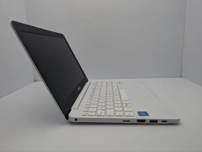 Нетбук Asus X207N / 11.6" (1366x768) TN / Intel Celeron N3350 (2 ядра по 1.1 - 2.4 GHz) / 2 GB DDR3 / 30 GB SSD / Intel HD Graphics 500 / WebCam б/в - зображення 4