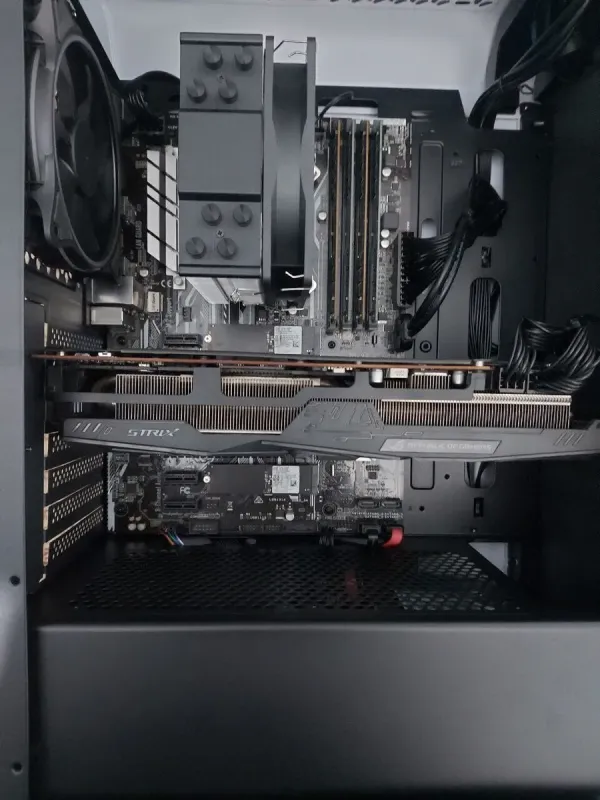 Ігровий ПК AeroCool Aero One Frost Tower / Intel Core i7-7700 (4 (8) ядер 3,6 - 4,2 ГГц) / 32 ГБ DDR4 / 512 ГБ SSD M.2 + 1000 ГБ HDD / AMD Radeon RX 5700 XT, 8 ГБ GDDR6, 256-біт / 650 Вт б/в - зображення 6