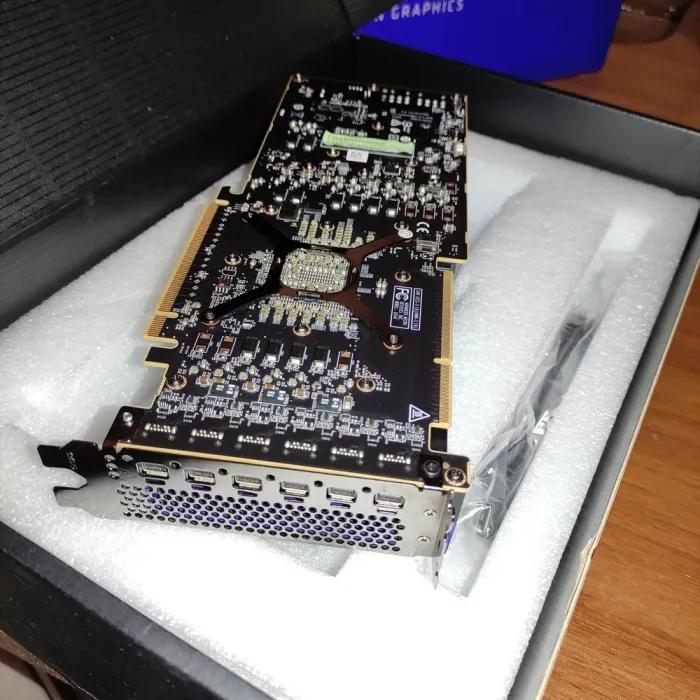 Дискретна відеокарта AMD Radeon Pro VII, 16 GB HBM2, 4096-bit / 6x miniDP б/в - зображення 3