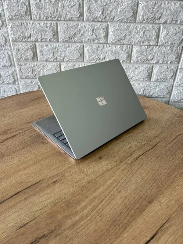 Ультрабук Б-клас Microsoft Surface Laptop 2 / 13.5" (2256x1504) IPS Touch / Intel Core i5-8350U (4 (8) ядра по 1.7 - 3.6 GHz) / 8 GB DDR3 / 128 GB SSD / Intel UHD Graphics 620 / WebCam б/в - зображення 6