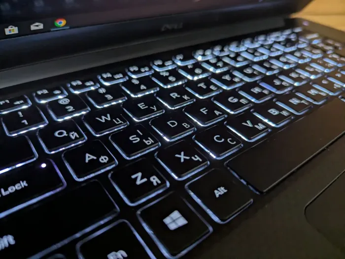 Мобільна робоча станція Dell Precision 5540 / 15.6" (1920x1080) IPS / Intel Core i7-9750H (6 (12) ядер по 2.6 - 4.5 GHz) / 16 GB DDR4 / 512 GB SSD / nVidia Quadro T2000, 4 GB GDDR5, 128-bit / WebCam / Windows 10 б/в - зображення 6