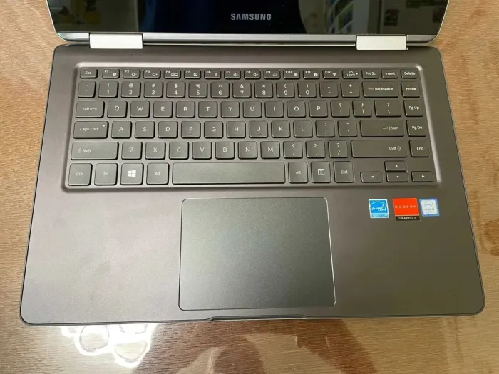 Ноутбук Samsung Notebook 9 Pro NP940N5X / 15.6" (1920x1080) IPS Touch / Intel Core i7-8565U (4 (8) ядра по 1.8 - 4.6 GHz) / 16 GB DDR4 / 256 GB SSD / AMD Radeon 540, 2 GB GDDR5, 64-bit / WebCam б/в - зображення 4