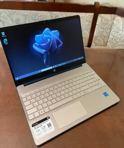 Ультрабук HP 15-dy2792wm / 15.6" (1366x768) TN / Intel Core i3-1115G4 (2 (4) ядра по 3.0 - 4.1 GHz) / 8 GB DDR4 / 256 GB SSD / Intel UHD Graphics for 11th Generation / WebCam б/в - зображення 2