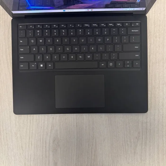 Ультрабук Microsoft Surface laptop 4 / 13.5" (2256x1504) IPS Touch / Intel Core i5-1145G7 (4 (8) ядра по 2.6 - 4.4 GHz) / 16 GB DDR4 / 256 GB SSD / Intel Iris Xe Graphics / WebCam б/в - зображення 3