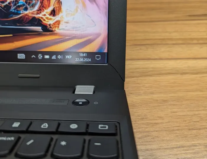 Ноутбук Б-клас Lenovo ThinkPad E560 / 15.6" (1366x768) TN / Intel Core i5-6200U (2 (4) ядра по 2.3 - 2.8 GHz) / 8 GB DDR3 / 240 GB SSD / Intel HD Graphics 520 / WebCam / TouchID / Windows 10 б/в - зображення 3