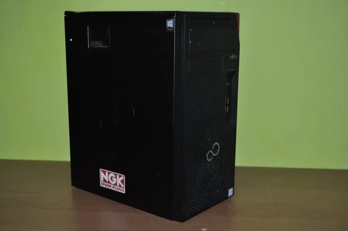 Комп'ютер Fujitsu Esprimo P558 E85 Tower / Intel Core i3-8100 (4 ядра по 3,6 ГГц) / 12 ГБ DDR4 / 4000 ГБ HDD / Intel UHD Graphics 630 / Windows 11 Pro б/в - зображення 5