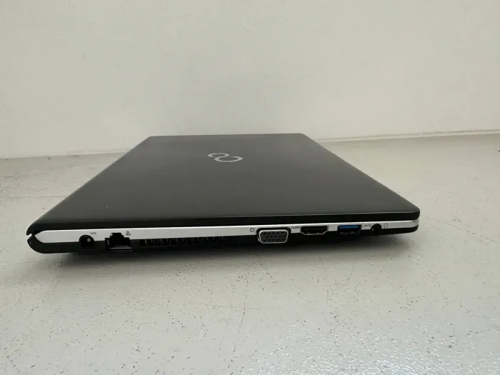 Ультрабук Б-класс Fujitsu LifeBook S936 / 13.3" (1920x1080) TN / Intel Core i7-6600U (2 (4) ядра по 2.6 - 3.4 GHz) / 8 GB DDR4 / 128 GB SSD / Intel HD Graphics 520 / WebCam / VGA б/в - зображення 7